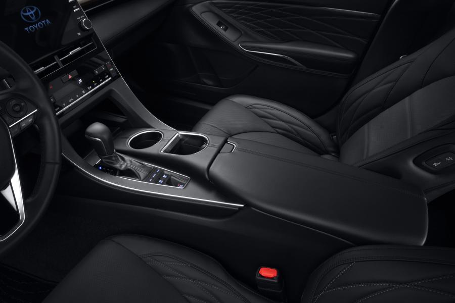 Детали интерьера Toyota Avalon Hybrid 2019 года  (CN) (фото 8 из 11)